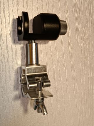 Atril de trompeta para dispositivos.