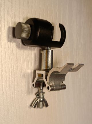 Atril de trompeta para dispositivos.