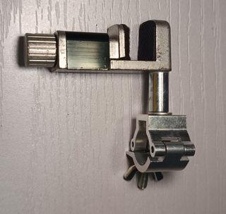 Atril de trompeta para dispositivos.