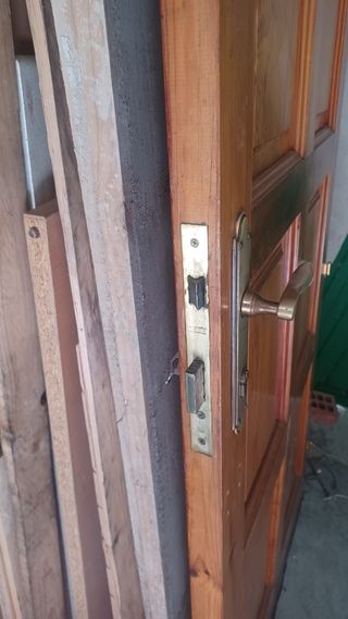 Puerta exterior madera maciza