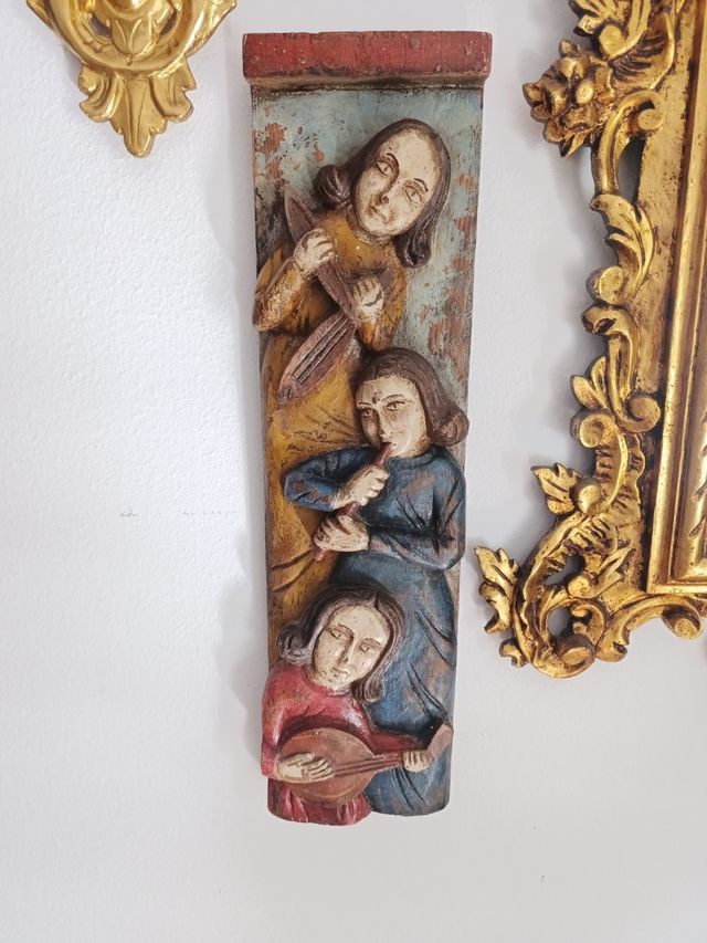 Relieve Ángeles Mú