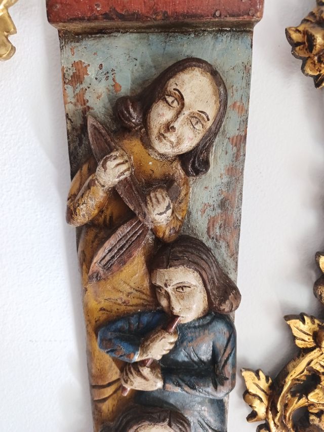 Relieve Ángeles Mú