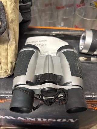 Kit supervivencia: Mochila, prismáticos, linterna