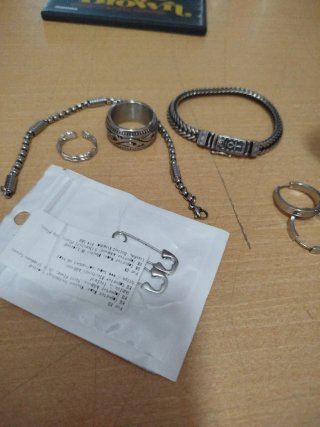 Joyas rockeras: anillos, colgantes y más