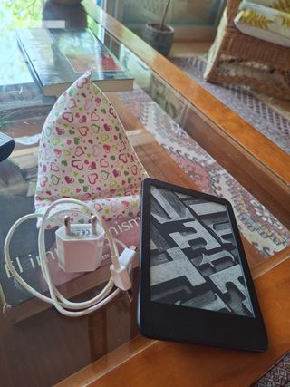 Kindle negro retroiluminado. Pantalla táctil.