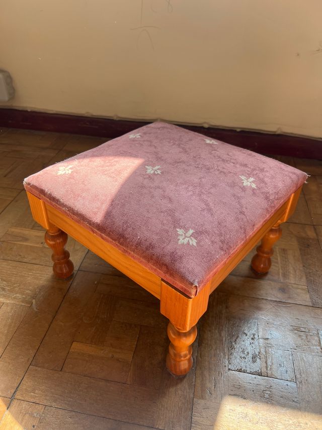 Taburete madera y tela rosa