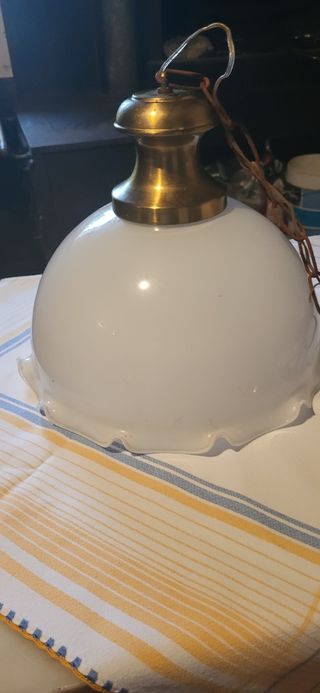 Lámpara vintage dorada y blanca