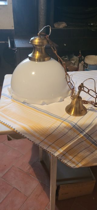 Lámpara vintage dorada y blanca