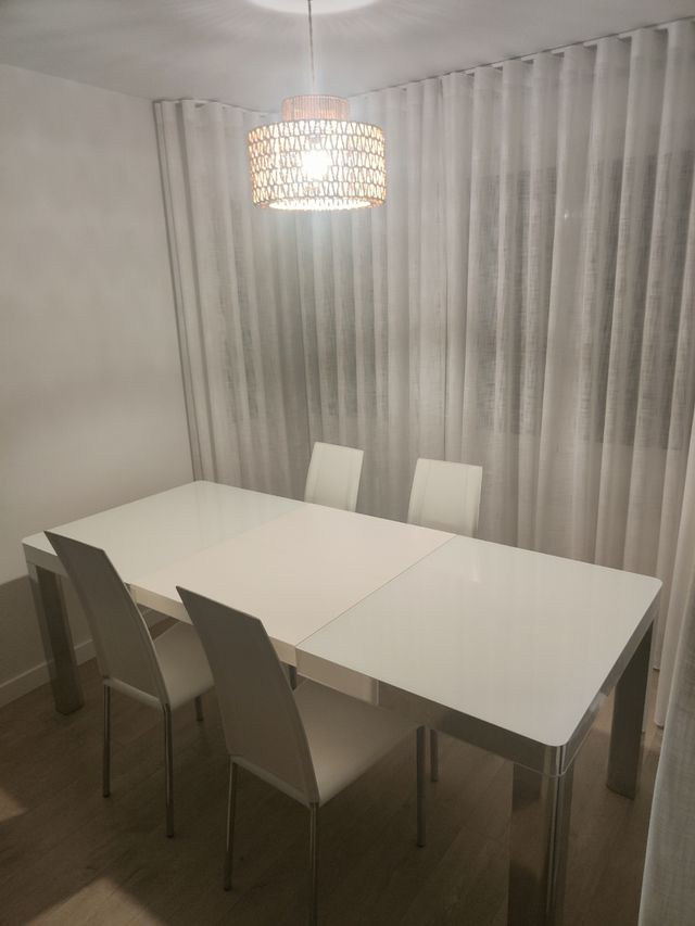 Mesa comedor extensible blanca + 4 sillas