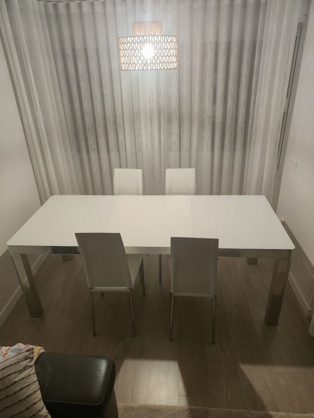 Mesa comedor extensible blanca + 4 sillas