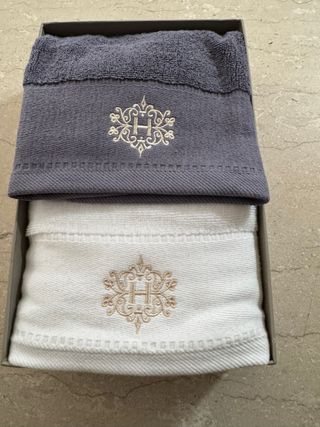 Set 2 asciugamani Hervit grigi e bianchi