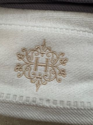 Set 2 asciugamani Hervit grigi e bianchi