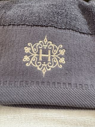 Set 2 asciugamani Hervit grigi e bianchi