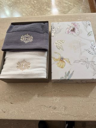 Set 2 asciugamani Hervit grigi e bianchi