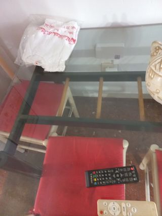 Tavolo in vetro nero e metallo