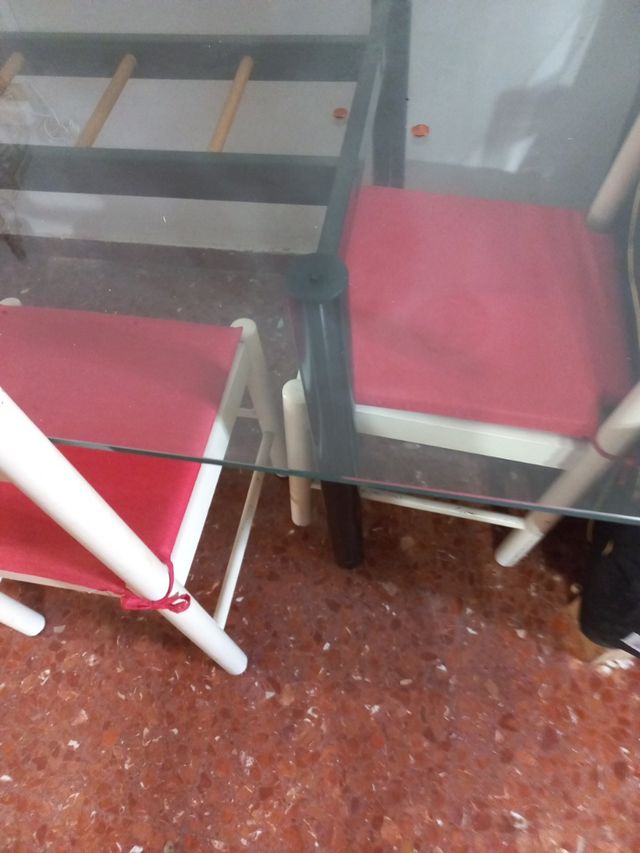 Mesa em vidro preto e metal