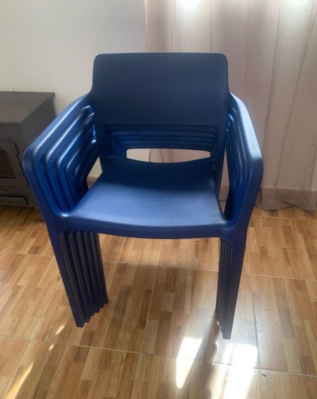 6 Sillas azules de plástico
