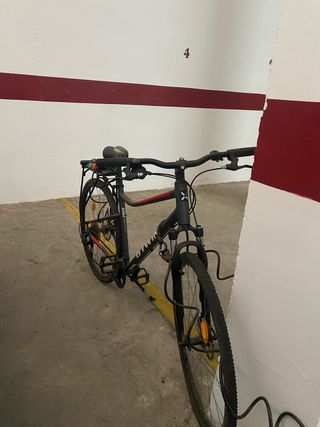 Bicicleta trekking 28" y soporte