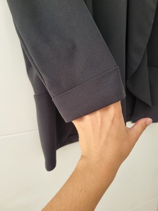 Blazer negra fluida, tipo camisa