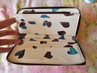 Monedero corazones beige y multicolor