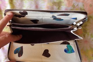 Monedero corazones beige y multicolor