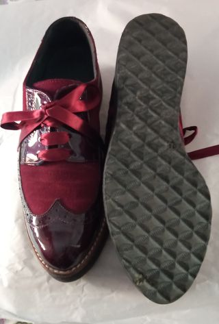 Zapatos charol y ante granates