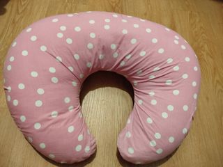 Cojín lactancia rosa lunares