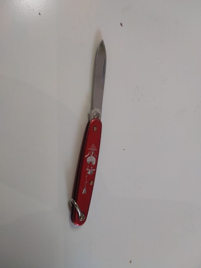 Coltello in miniatura rosso