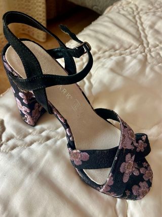 Sandalias tacón estampadas