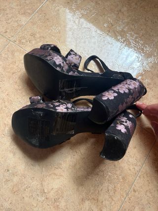Sandalias tacón estampadas