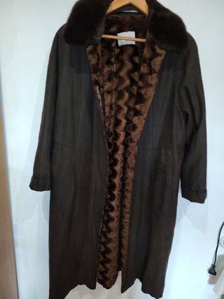 Abrigo largo marrón con cuello de piel
