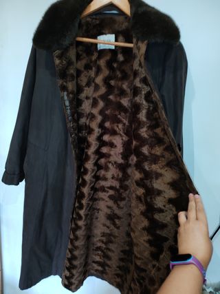 Abrigo largo marrón con cuello de piel