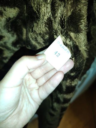 Abrigo largo marrón con cuello de piel
