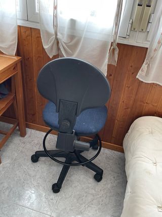 Silla giratoria azul y negra