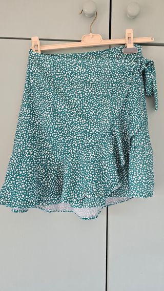 Falda corta verde estampada.