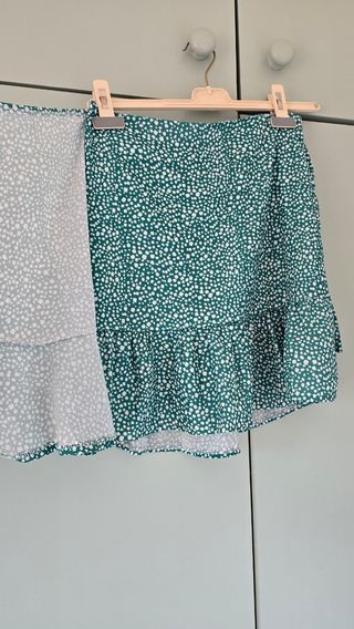 Falda corta verde estampada.