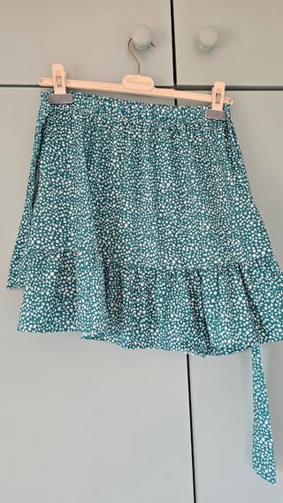 Falda corta verde estampada.