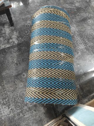 Alfombra de plástico azul y beige