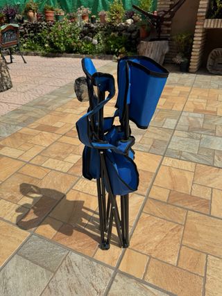 Sillas camping plegable azul y verde.