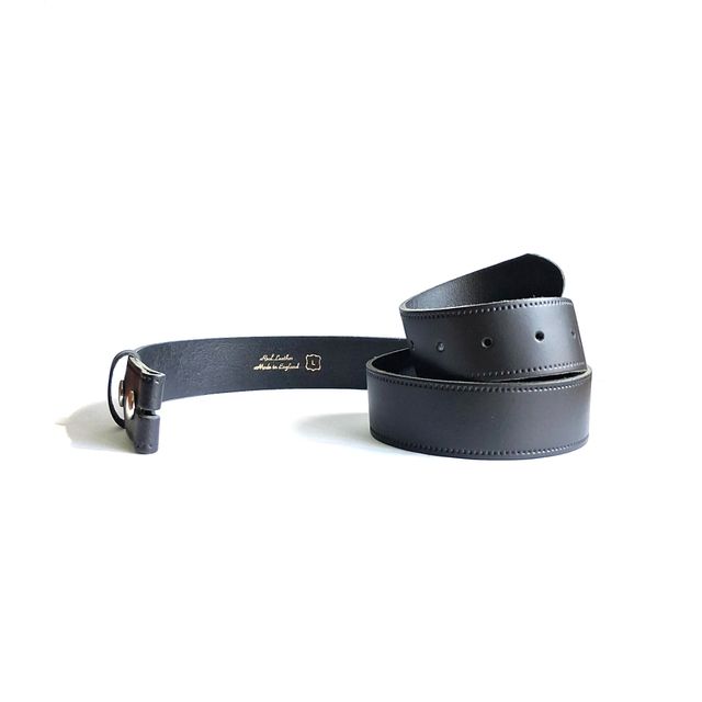 Cinturón de piel para poner hebillas.