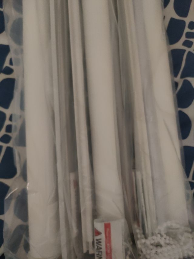 Tres estores de enrollable de color blanco