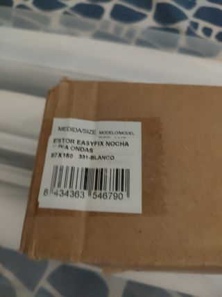 Tres estores de enrollable de color blanco