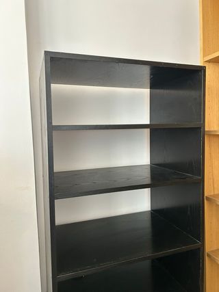 Estantería negra de madera