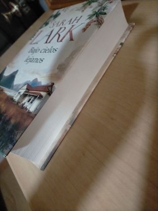 Bajo cielos lejanos / Beneath Distant Skies (TR...