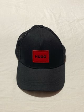 Gorra Hugo negra y roja