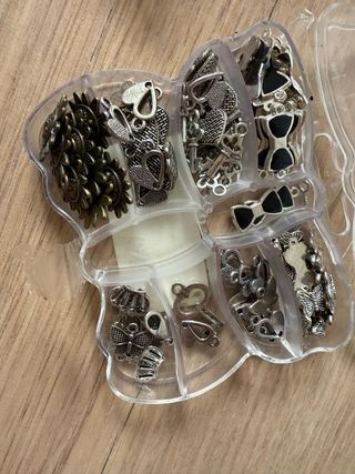 Accesorios bisutería colgantes, cierres..