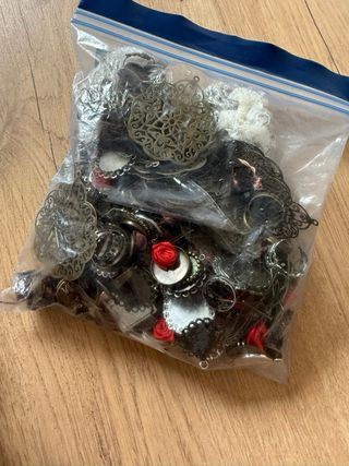 Accesorios bisutería colgantes, cierres..