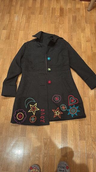 Abrigo negro con bordados