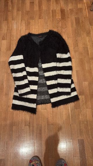 Chaqueta negra y blanca a rayas