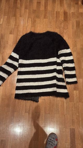 Chaqueta negra y blanca a rayas